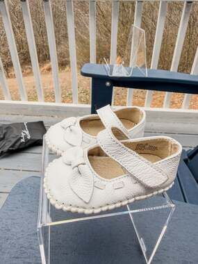 L'Amour Infant Girls White Leather Bow Stitched Mary Janes